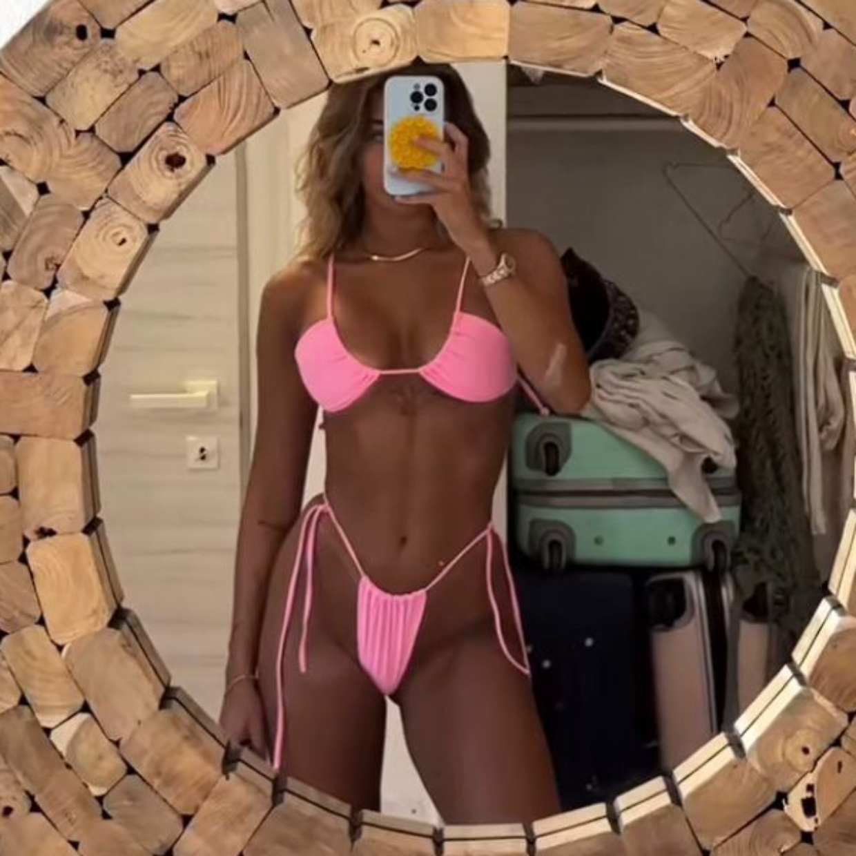 Un bikini rosa pazzesco per la bellissima Chiara Frattesi