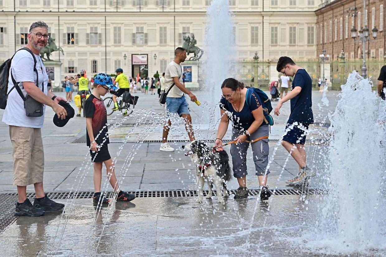 Il caldo non molla e a Torino ci si rinfresca come si può