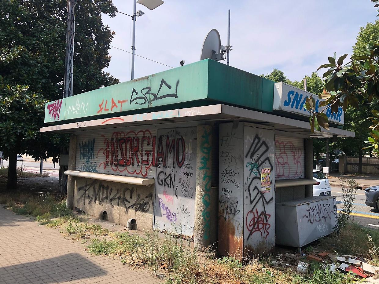 Un altro chiosco abbandonato in città