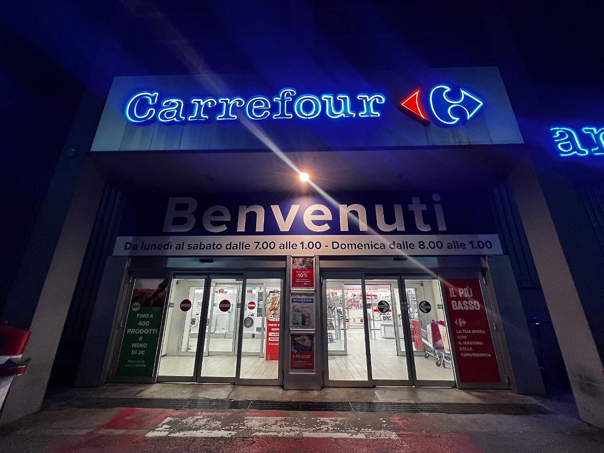 Il Carrefour di corso Turati. Un tempo h24, oggi ha ridotto i suoi orari
