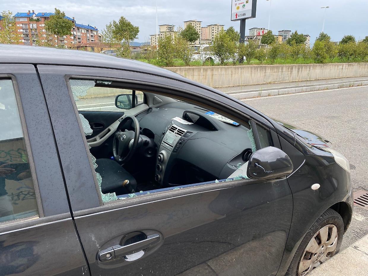 Armato di tombino spacca i finestrini delle auto in sosta