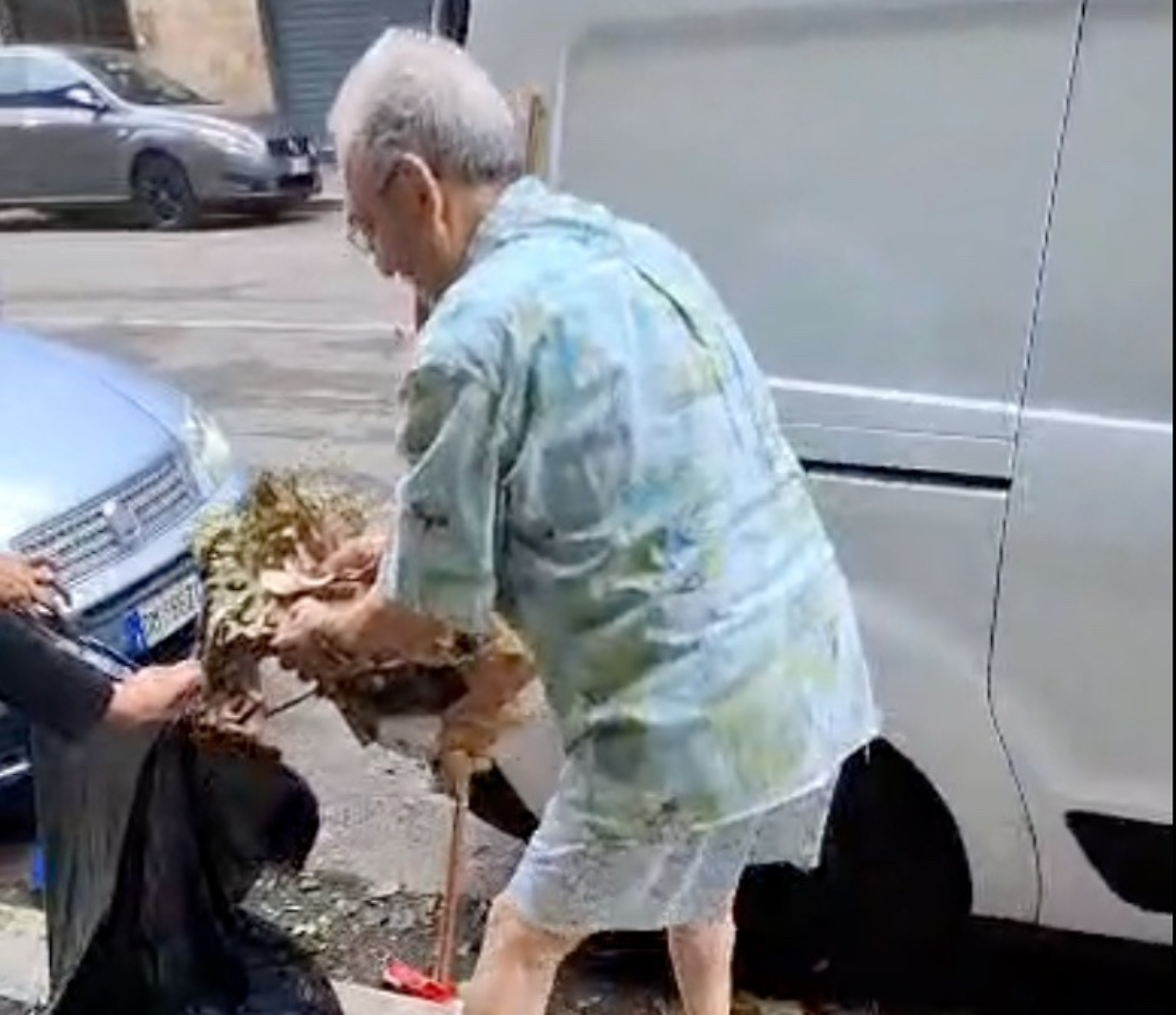 I residenti fanno gli spazzini, tombini puliti dopo il diluvio