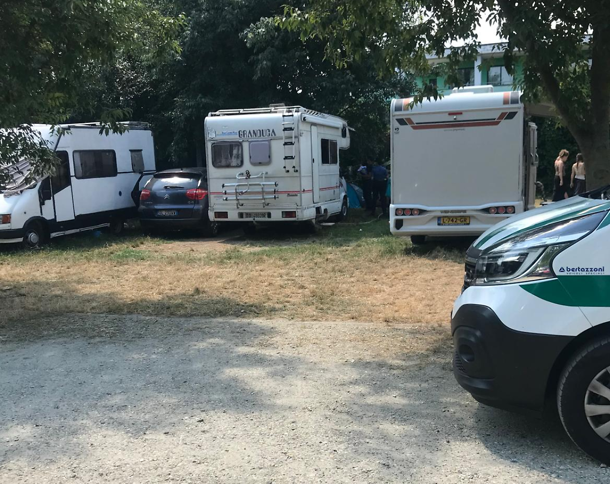 Controlli dei vigili nell'area camper