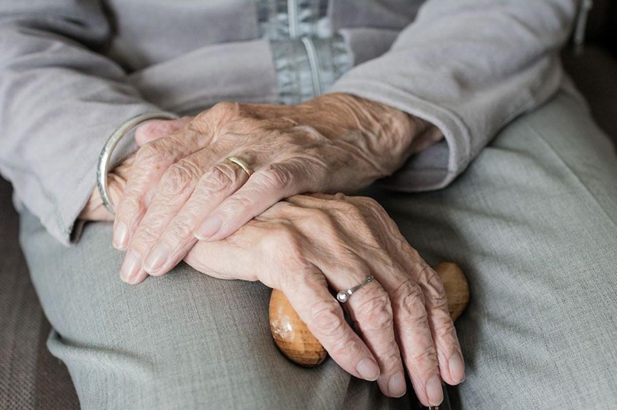 Pensionata incastrata in un tombino a Forno Canavese: salvata dai Vigili del Fuoco