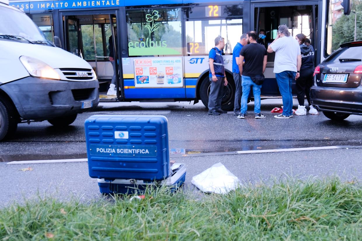 La polizia scientifica sul luogo dov'è avvenuto il tentato omicidio