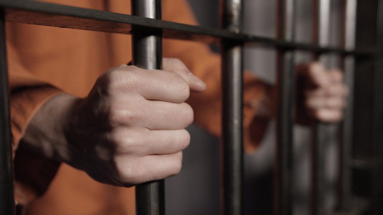 Dieci telefoni, tre sim e dispositivi elettronici: maxi sequestro all'interno del carcere di Saluzzo