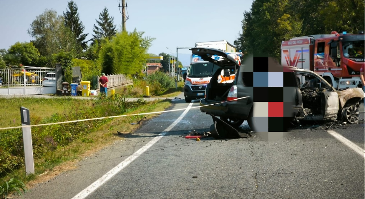 L'auto prende fuoco dopo lo schianto contro un Tir: grave un'anziana