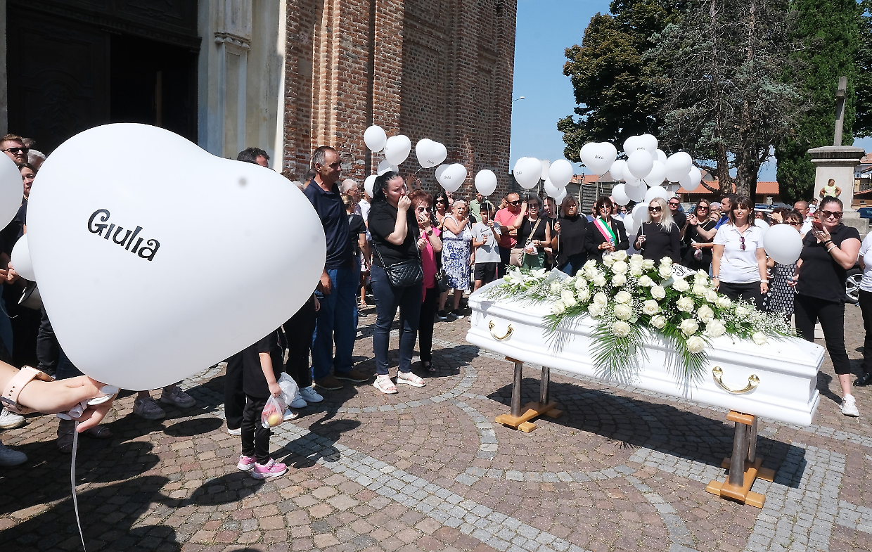Palloncini bianchi e Max Pezzali per l'ultimo addio a Giulia, morta a 18 anni sul suo monopattino