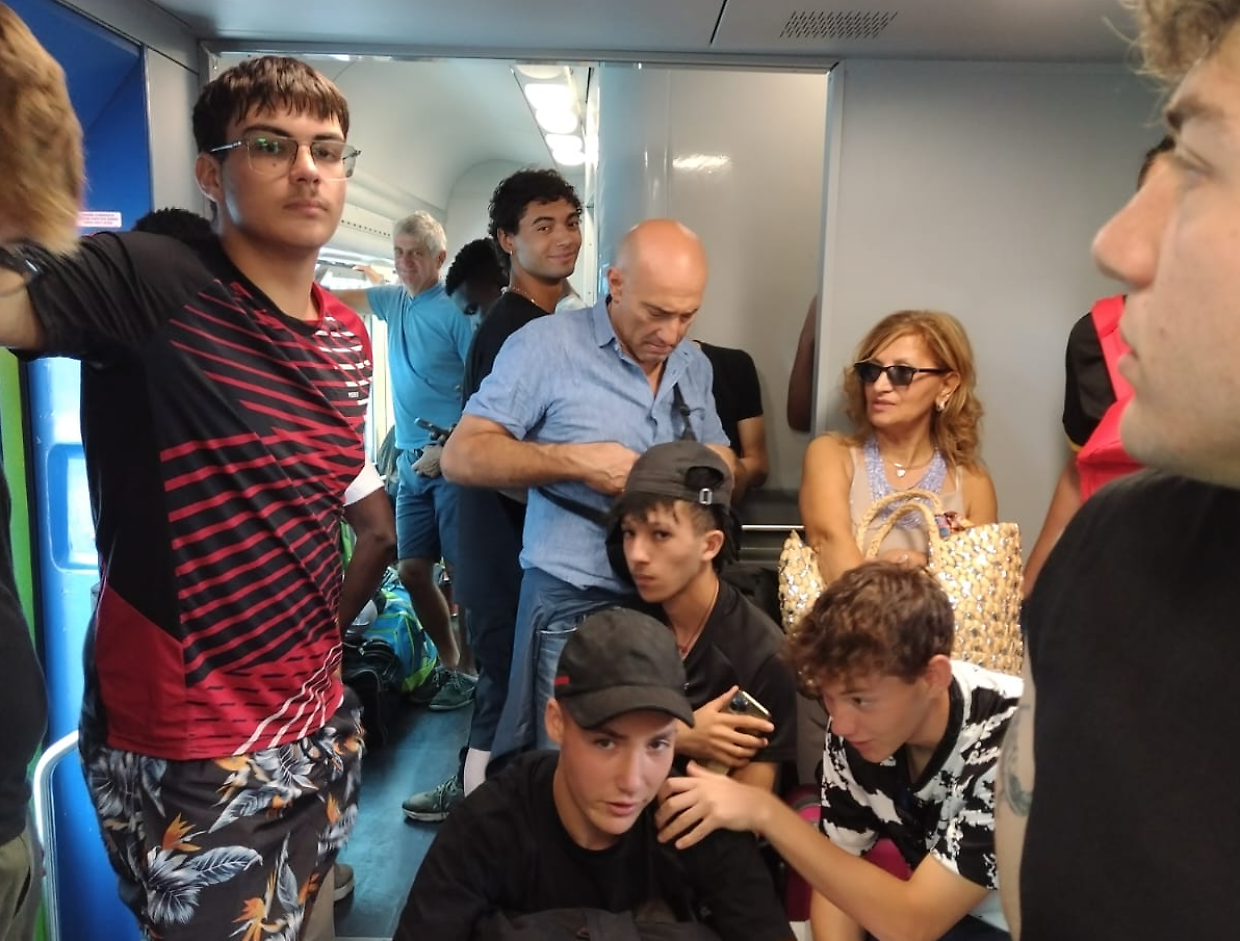 I passeggeri costretti a stare in piedi sul treno per il mare