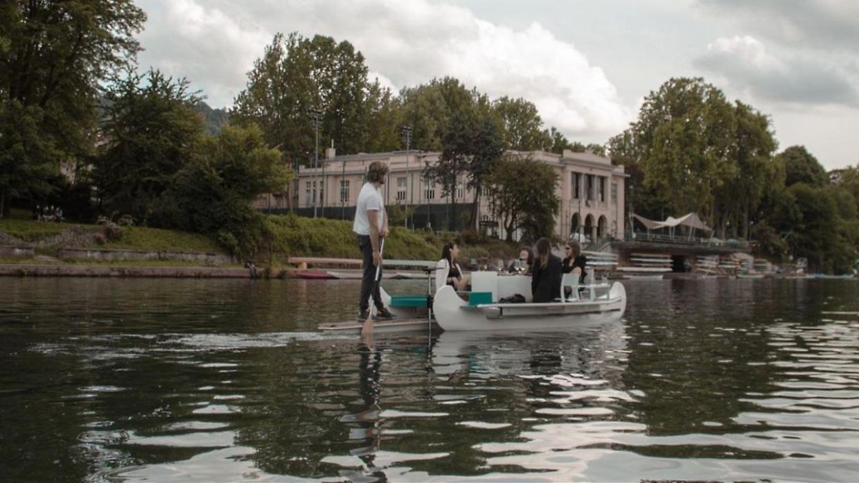 Torino salute l'estate con il ritorno dell'aperitivo in barca sul Po