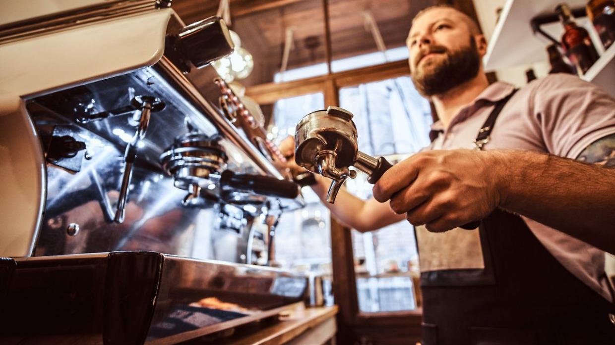 "La tazzina di caffè al bar costerà 2 euro":  l'Italia si prepara a un aumento storico
