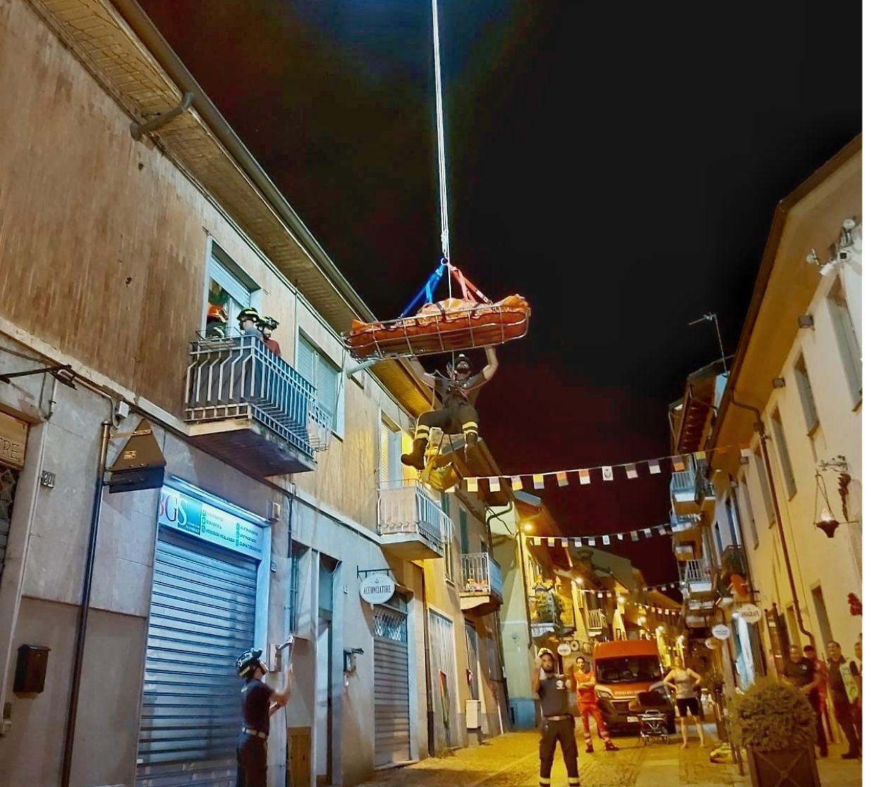  i vigili del fuoco intervengono con autoscala e barella