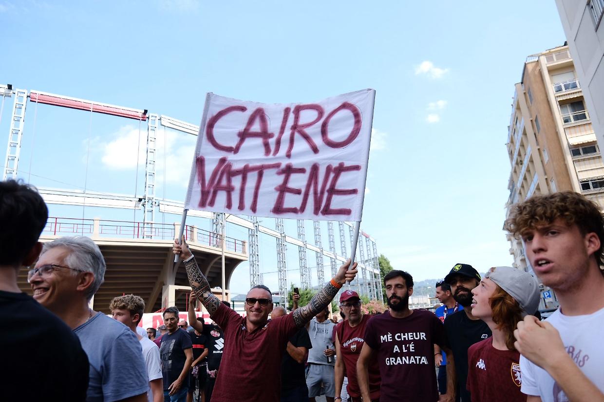 Toro, cori e striscioni contro il presidente Cairo: al Filadelfia esplode la rabbia dei tifosi granata