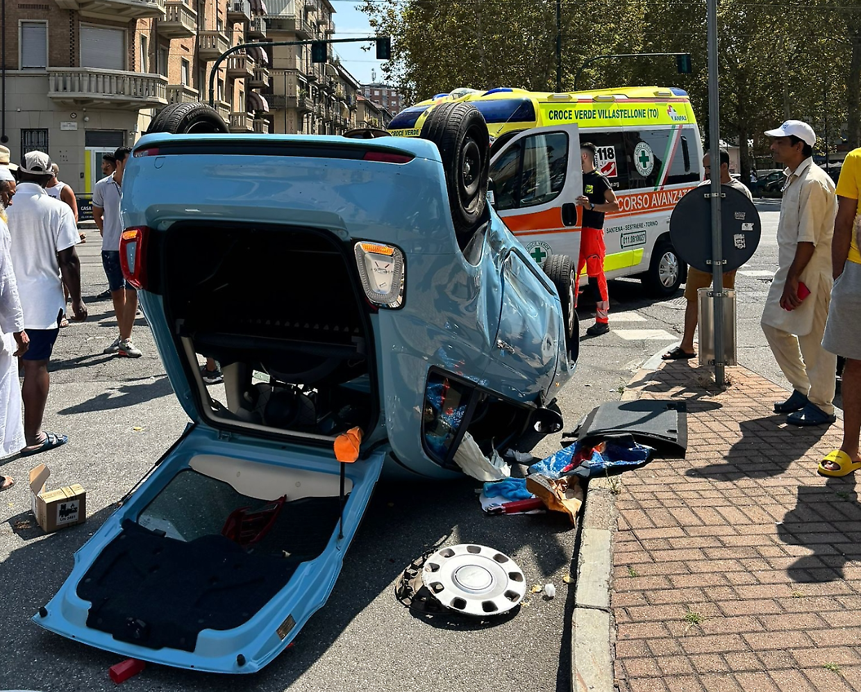 I soccorsi alla Fiat 500 che si è ribaltata