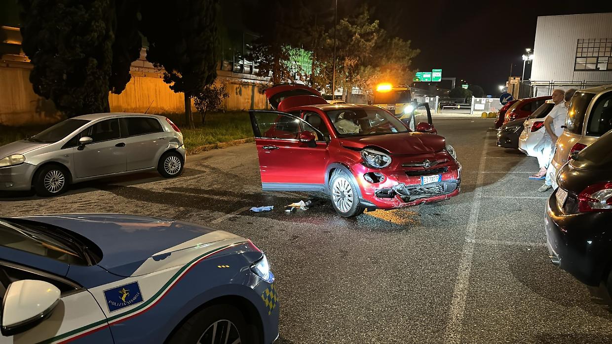 La Fiat 500X distrutta dopo l'inseguimento lungo la tangenziale