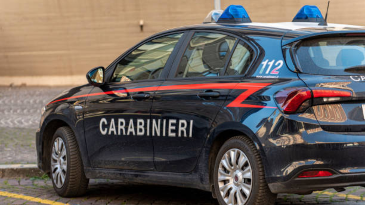 Incidente in corso Italia, colpisce il muretto dopo lo scontro con una macchina