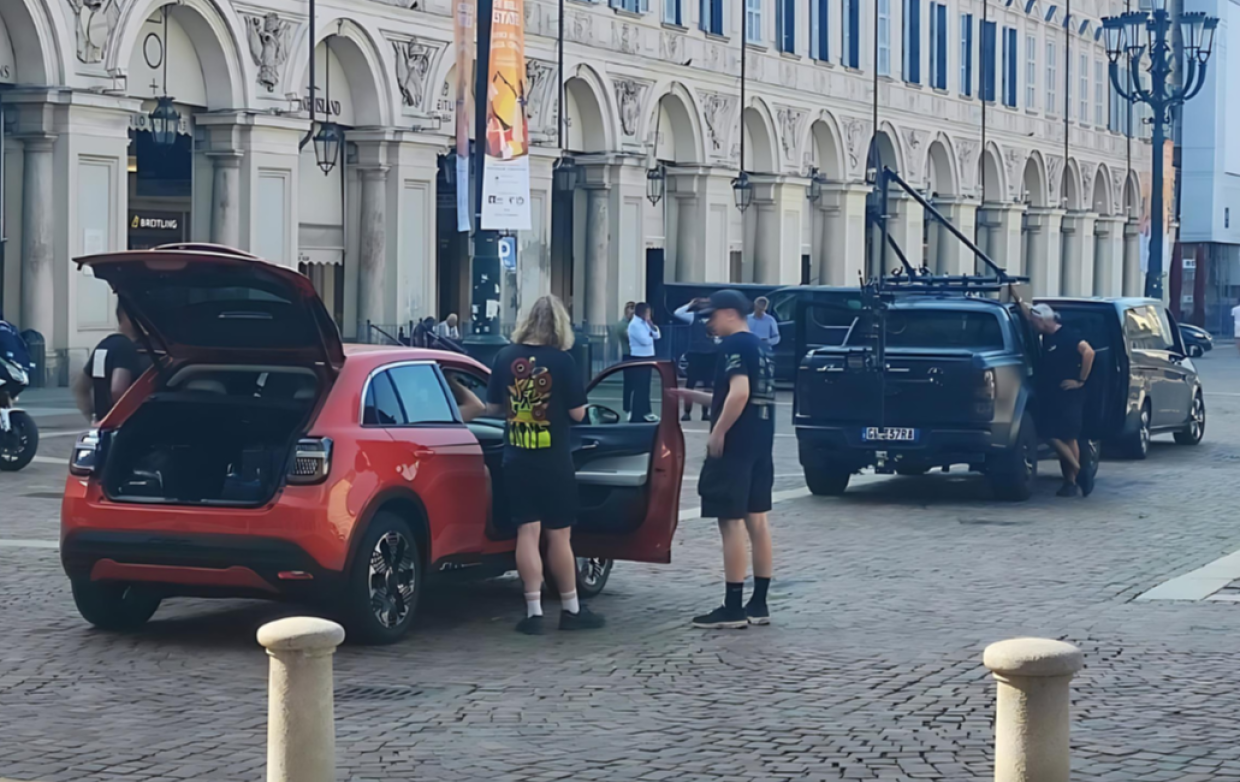 Torino (solo) set degli spot Stellantis: ecco la Fiat 600 Hybrid in piazza San Carlo