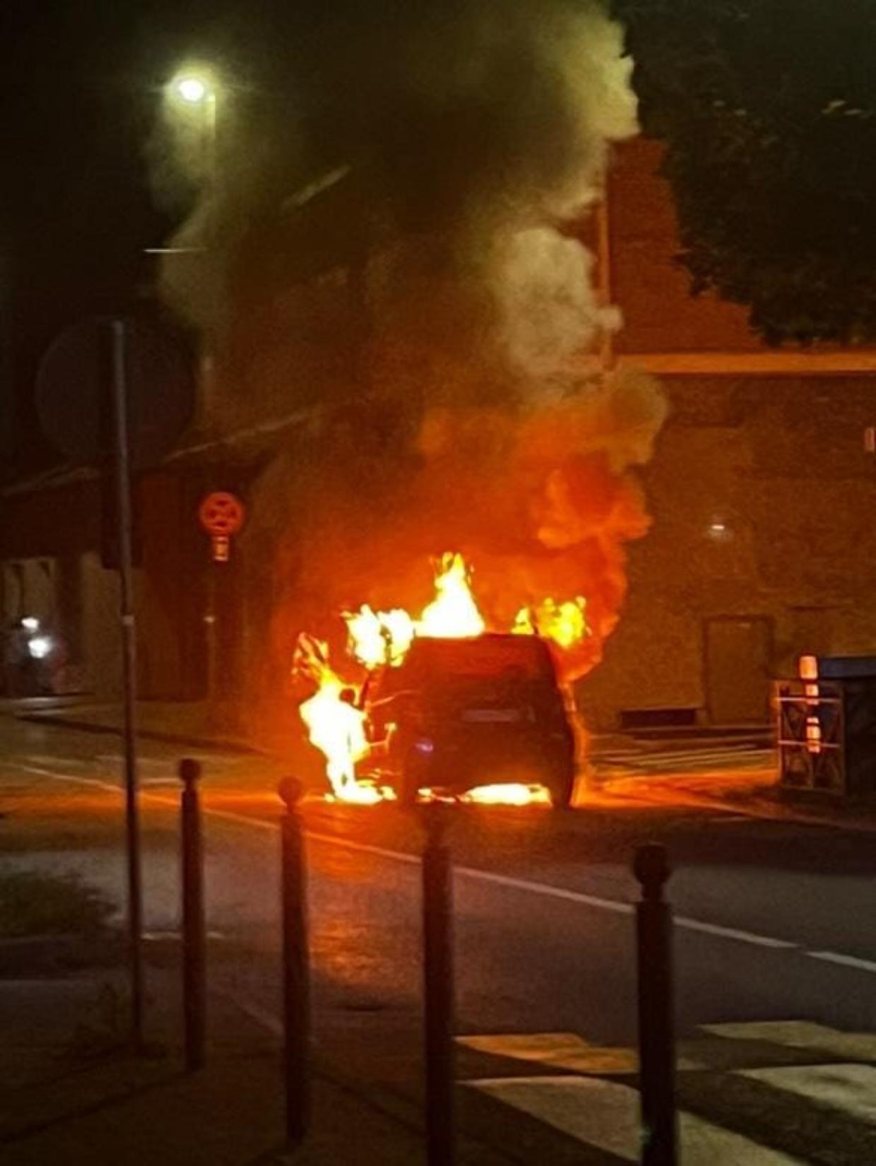 Paura a Settimo Torinese: auto in fiamme in via Leini