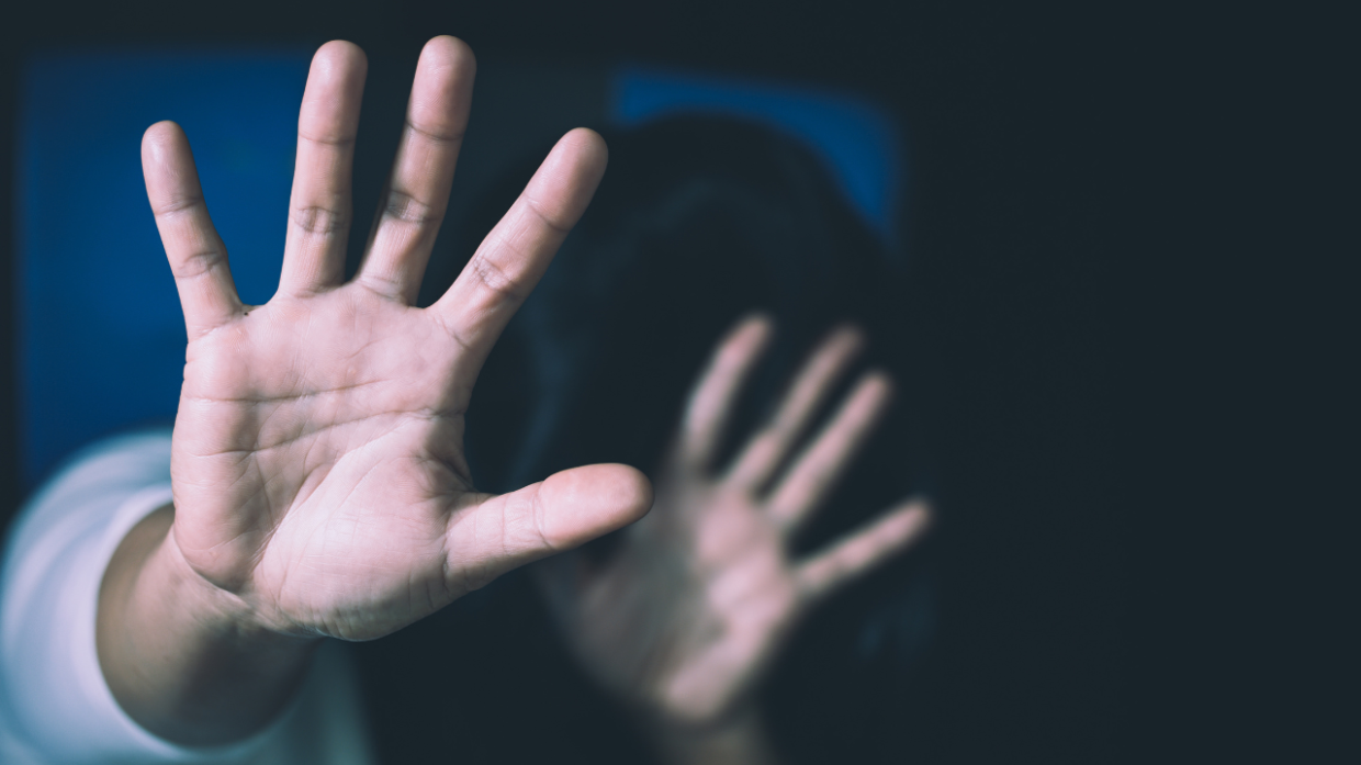 Calci e pugni per una foto su Instagram: arrestato 39enne a Tivoli, accusato di stalking e tentato femminicidio
