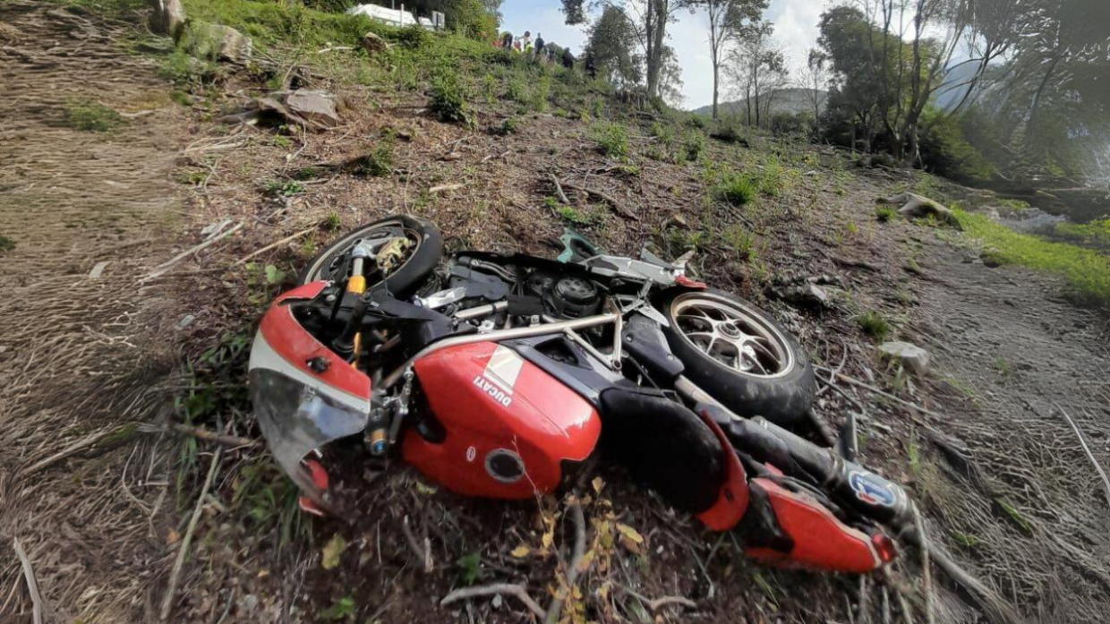 Esce di strada con la moto e precipita in un dirupo di 200 metri: turista muore sul colpo