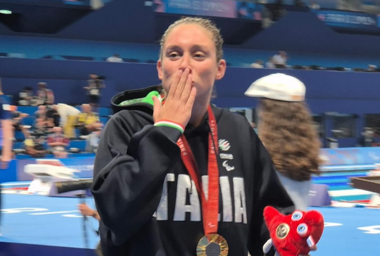 Carlotta "Wonder" Gilli brilla a Parigi: "Che bello nuotare col pubblico...La fatica? Non la sento"