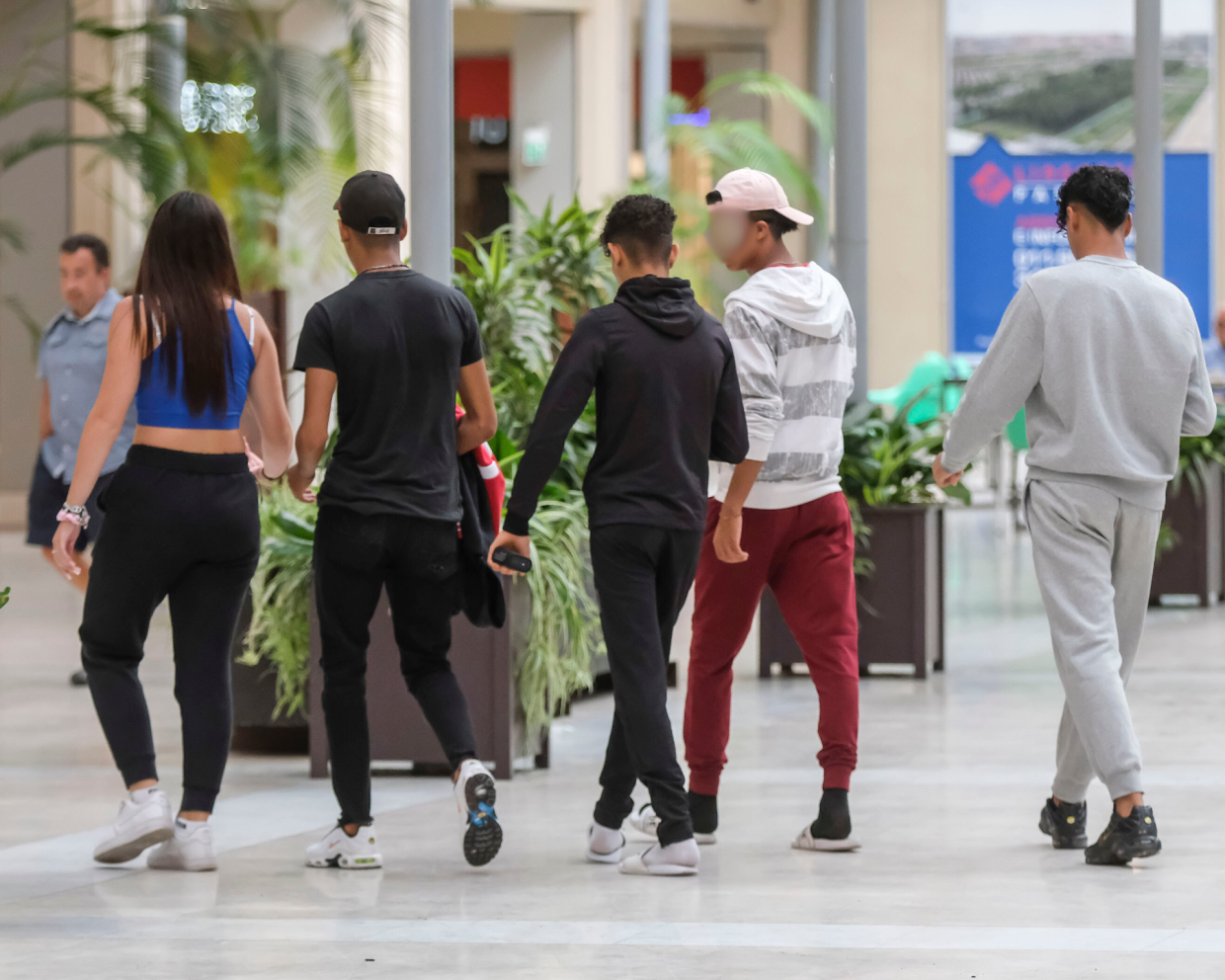 Schiaffi e bastonate per fare le rapine in centro. E nelle baby gang ci sono anche le ragazzine