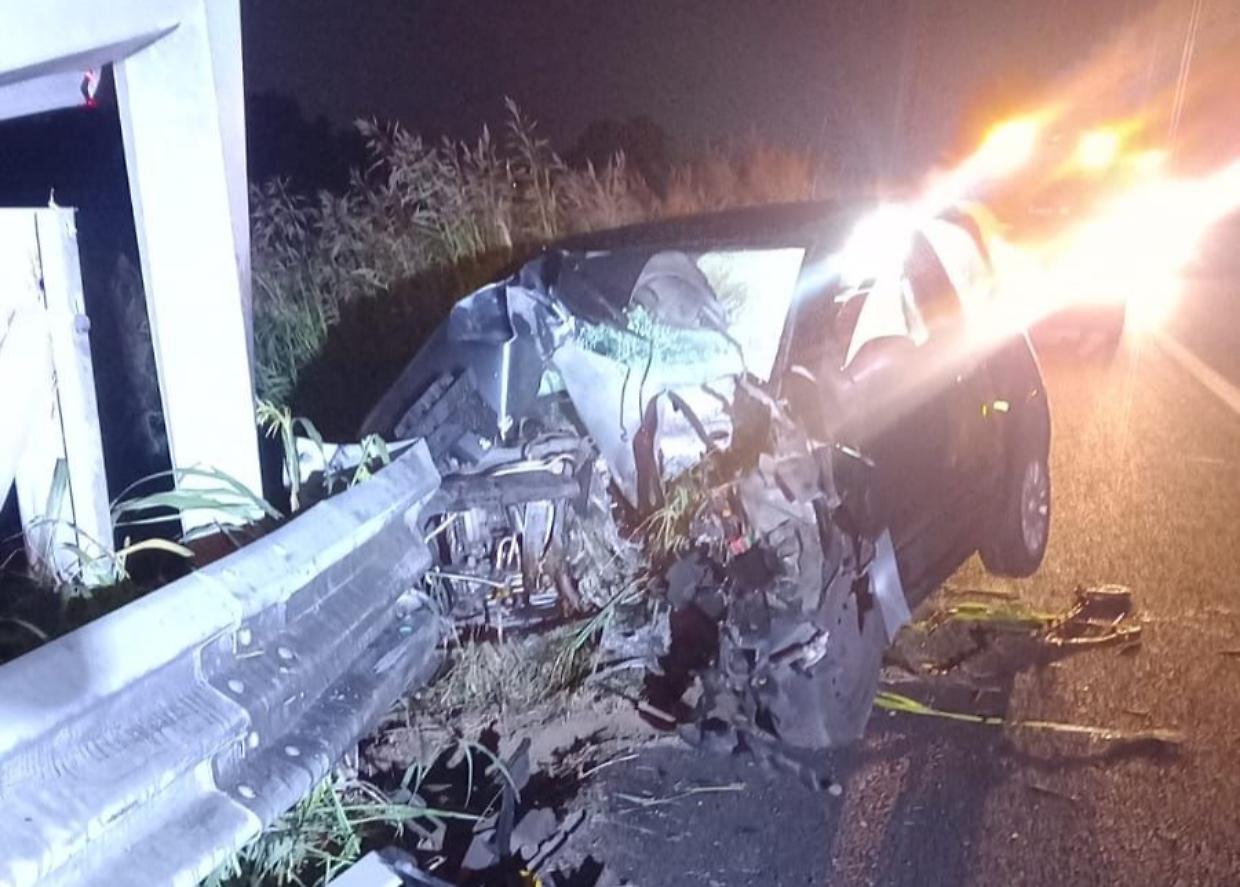 Tragedia sfiorata in tangenziale, auto devastata nello schianto contro il guard rail