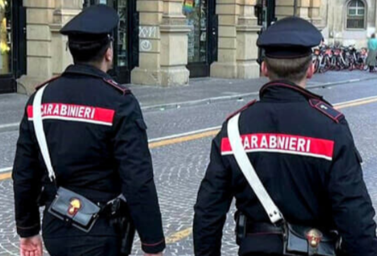 Mirafiori, carabinieri liberi dal servizio arrestano il ladro che rompe i finestrini 