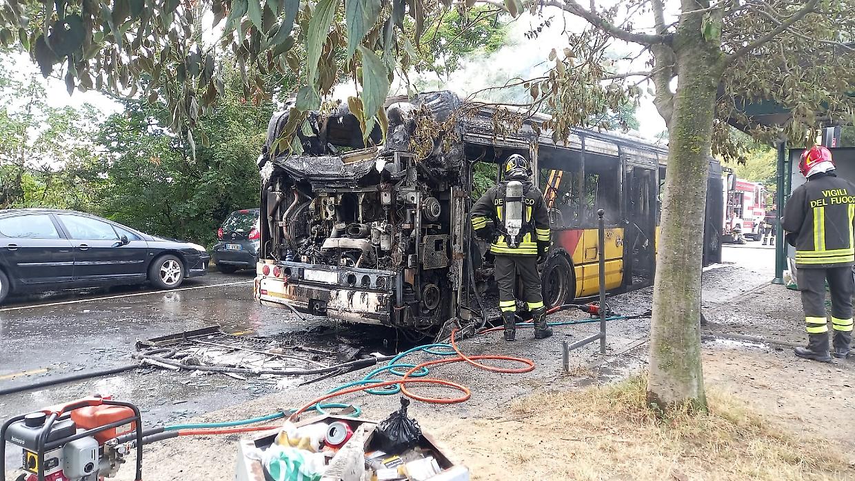 I vigili del fuoco spengono l'incendio al bus a Orbassano 