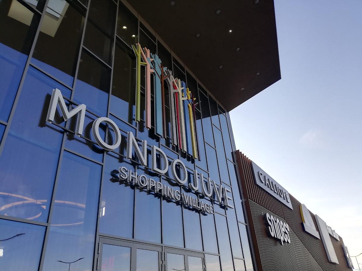 Dj e musica: così il centro commerciale Mondojuve celebra i suoi 7 anni  