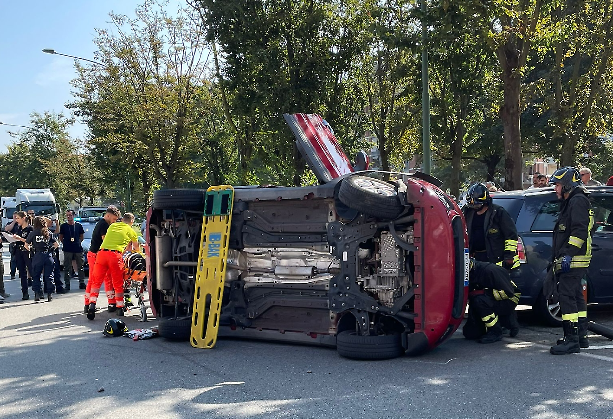 L'intervento dei pompieri per soccorrere l'anziana che si è ribaltata con la 500X in corso Lombardia
