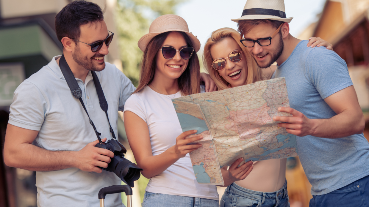 Cuorgnè, in piazza Martiri della Libertà nasce l’hub turistico di vetro: servirà 27 comuni