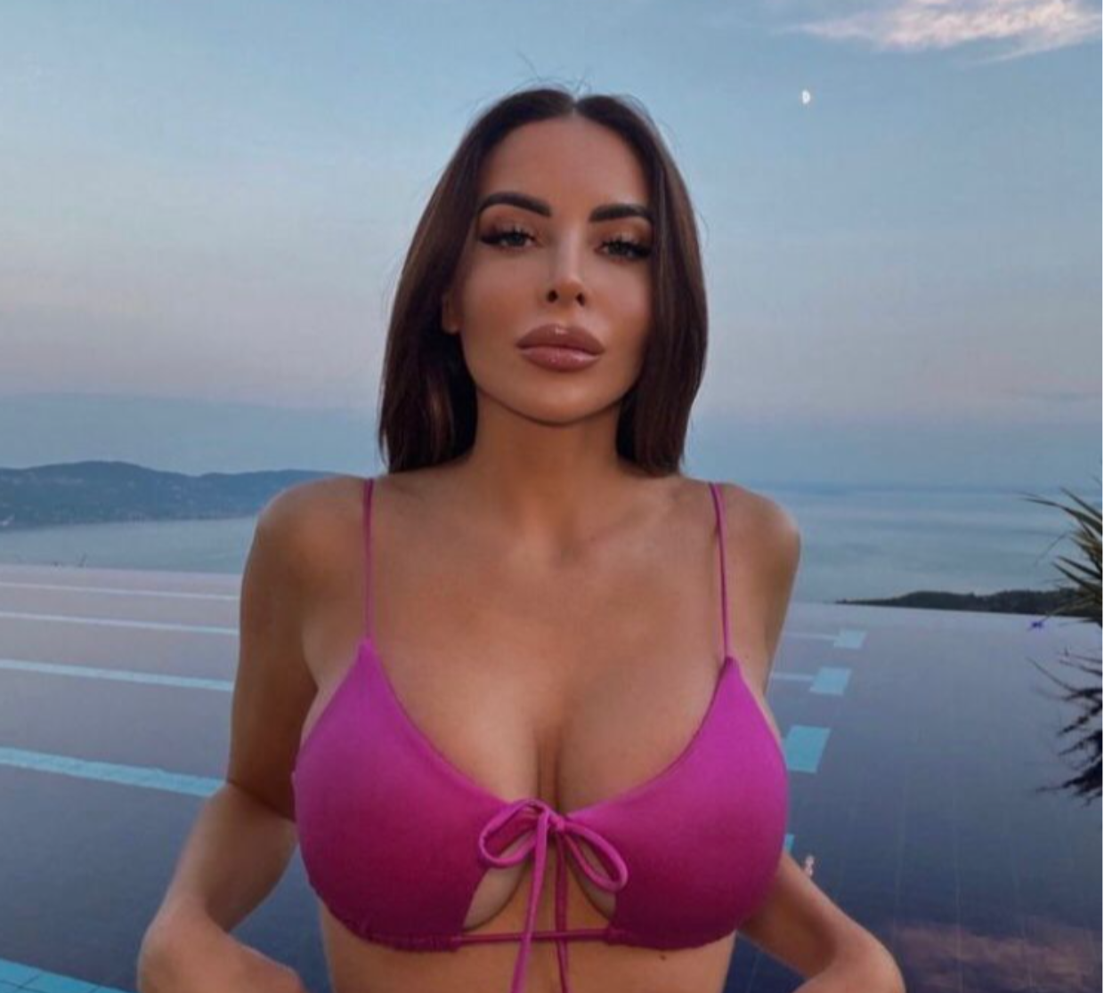 Maria Luisa Jacobelli incanta i social con scatti mozzafiato al Lago di Garda