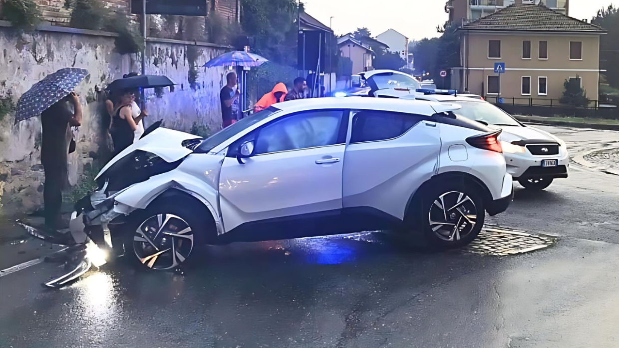 Perde il controllo dell'auto sotto la pioggia, si schianta e muore poche ore dopo il ricovero