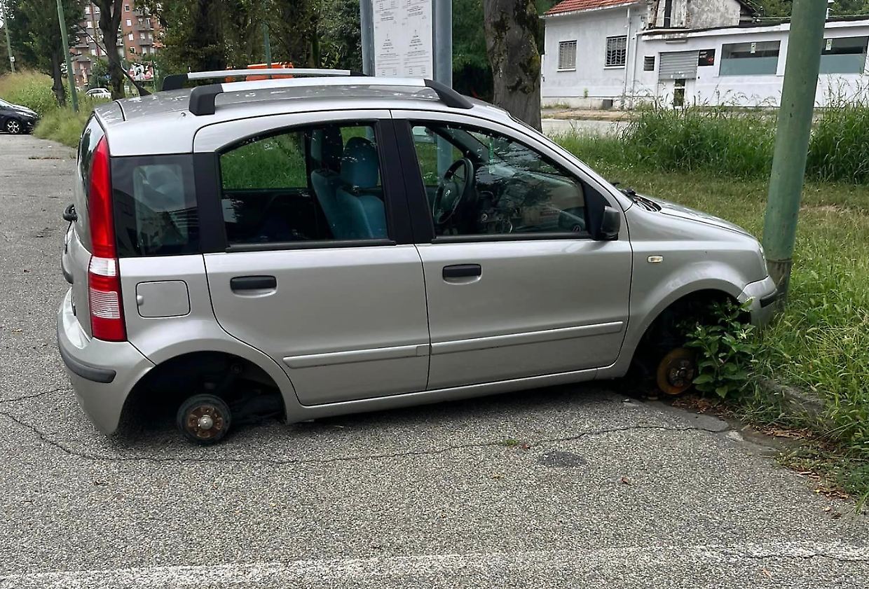 Una Fiat Panda senza le gomme