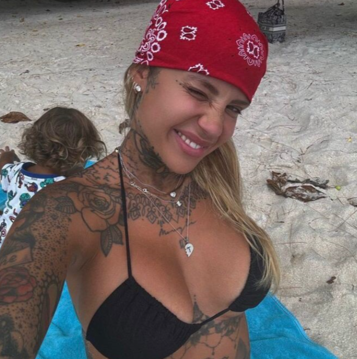Zoe Cristofoli incanta con un décolleté mozzafiato