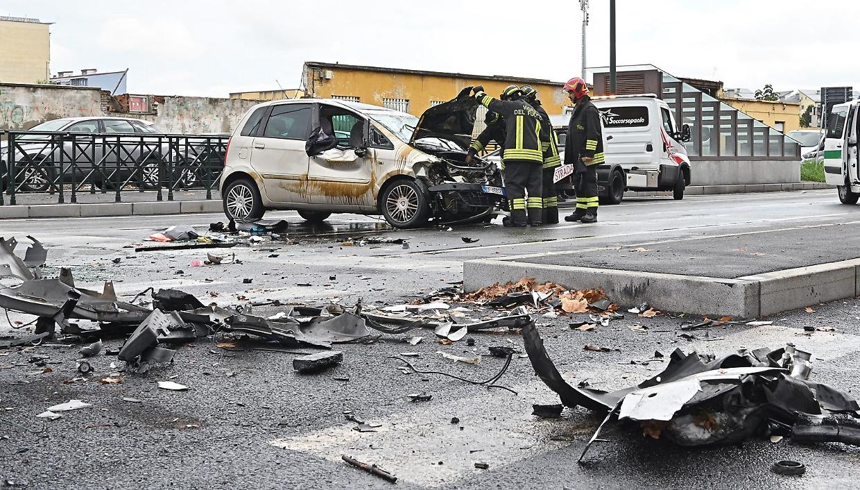 L'arrivo dei vigili del fuoco e i detriti lasciati dall'incidente