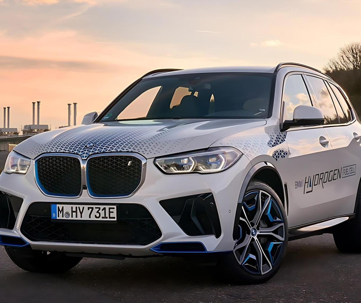 Auto , BMW con Toyota sceglie l'idrogeno (e sfida Stellantis e Ferrari). Ecco perché