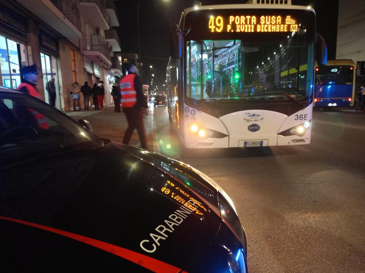 L'uomo è salito sul bus della linea 49. Sono intervenuti i carabinieri
