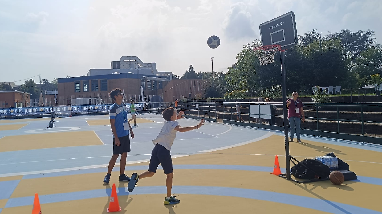 Due ragazzini giocano a basket