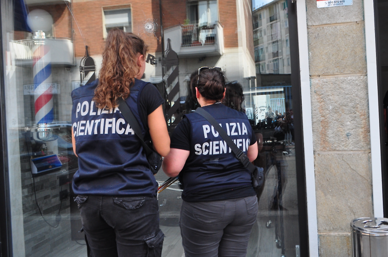 La polizia scientifica effettua i rilievi al negozio di via Paisiello
