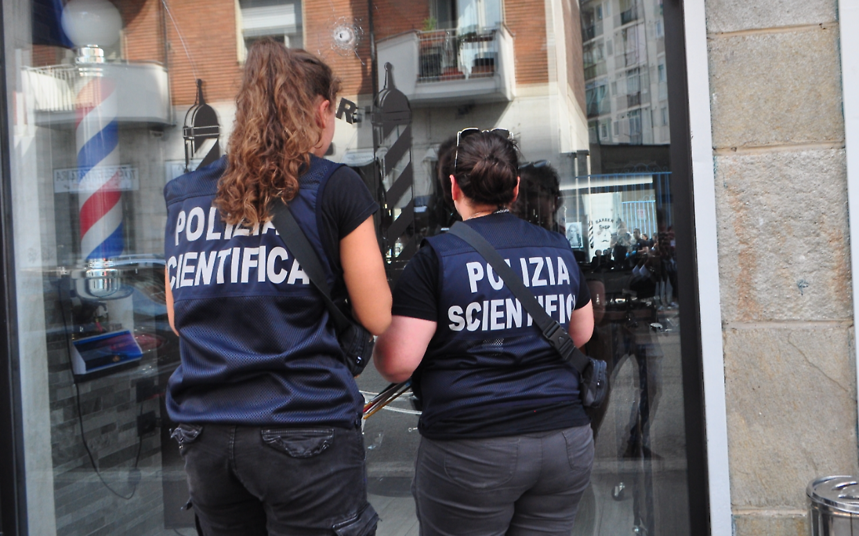 La polizia scientifica effettua i rilievi al negozio di via Paisiello