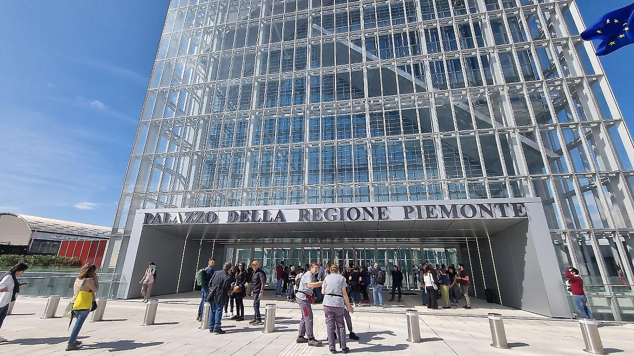 Protesta sotto il Grattacielo della Regione: 20 lavoratori a rischio nel sistema degli appalti assicurativi