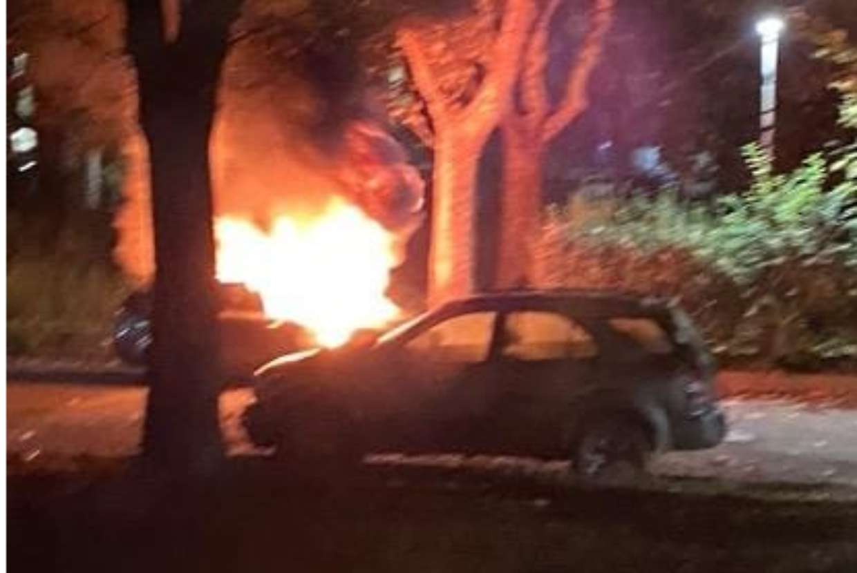 Paura nella notte, va a fuoco un'auto vicino alle case popolari