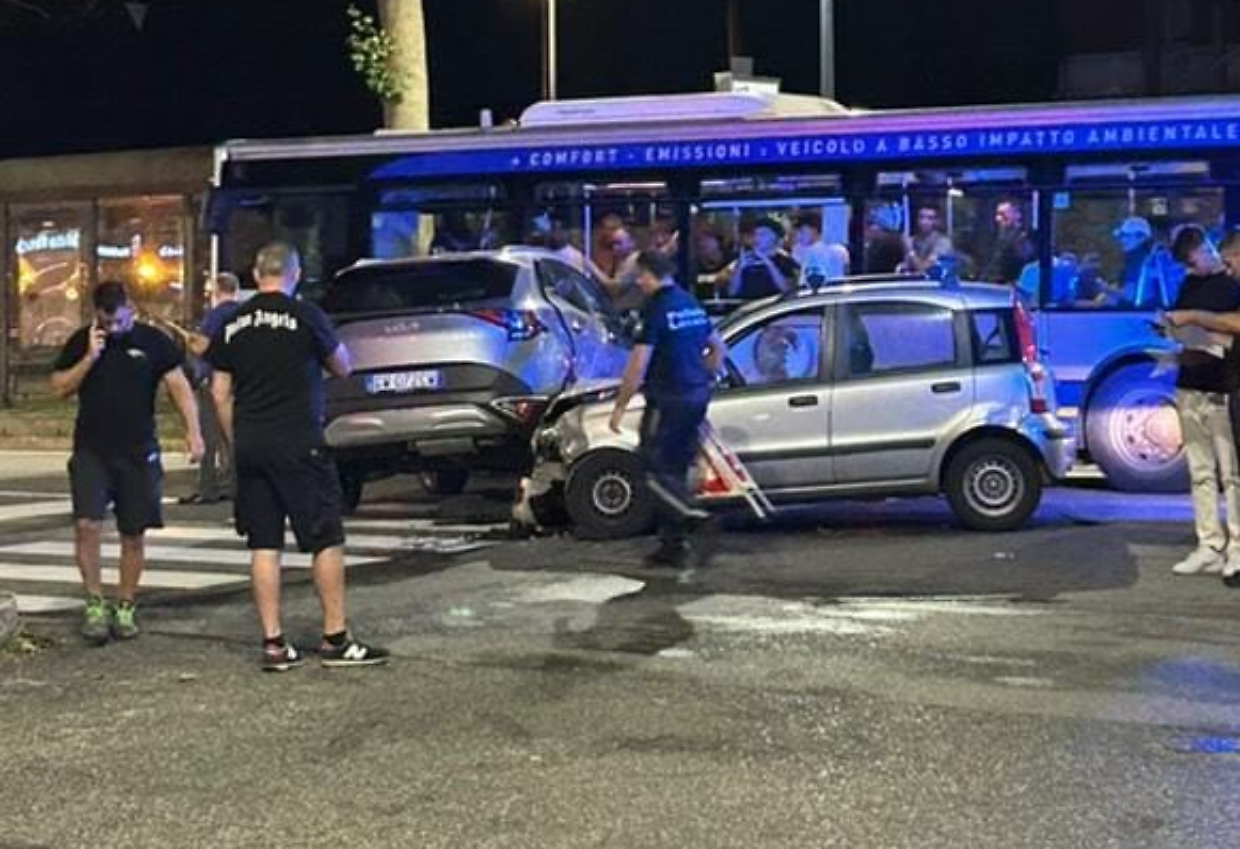 L'incidente in corso Bramante: due auto coinvolte