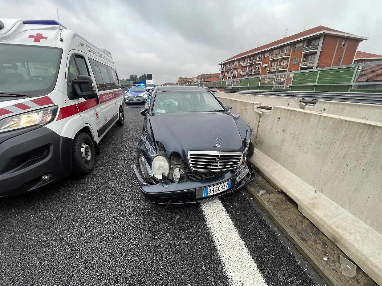 La Mercedes incidentata e i soccorsi sulla sopraelevata di Moncalieri