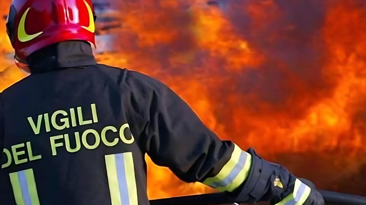 Novello, incendio devasta il tetto di un condominio nel centro storico