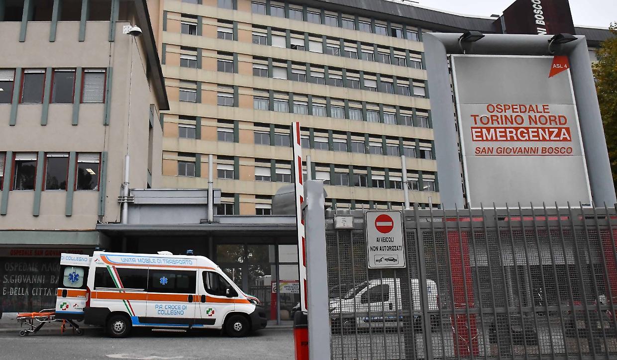 Torino, perde il controllo e finisce contro un chiosco: incidente all’alba in corso Regio Parco