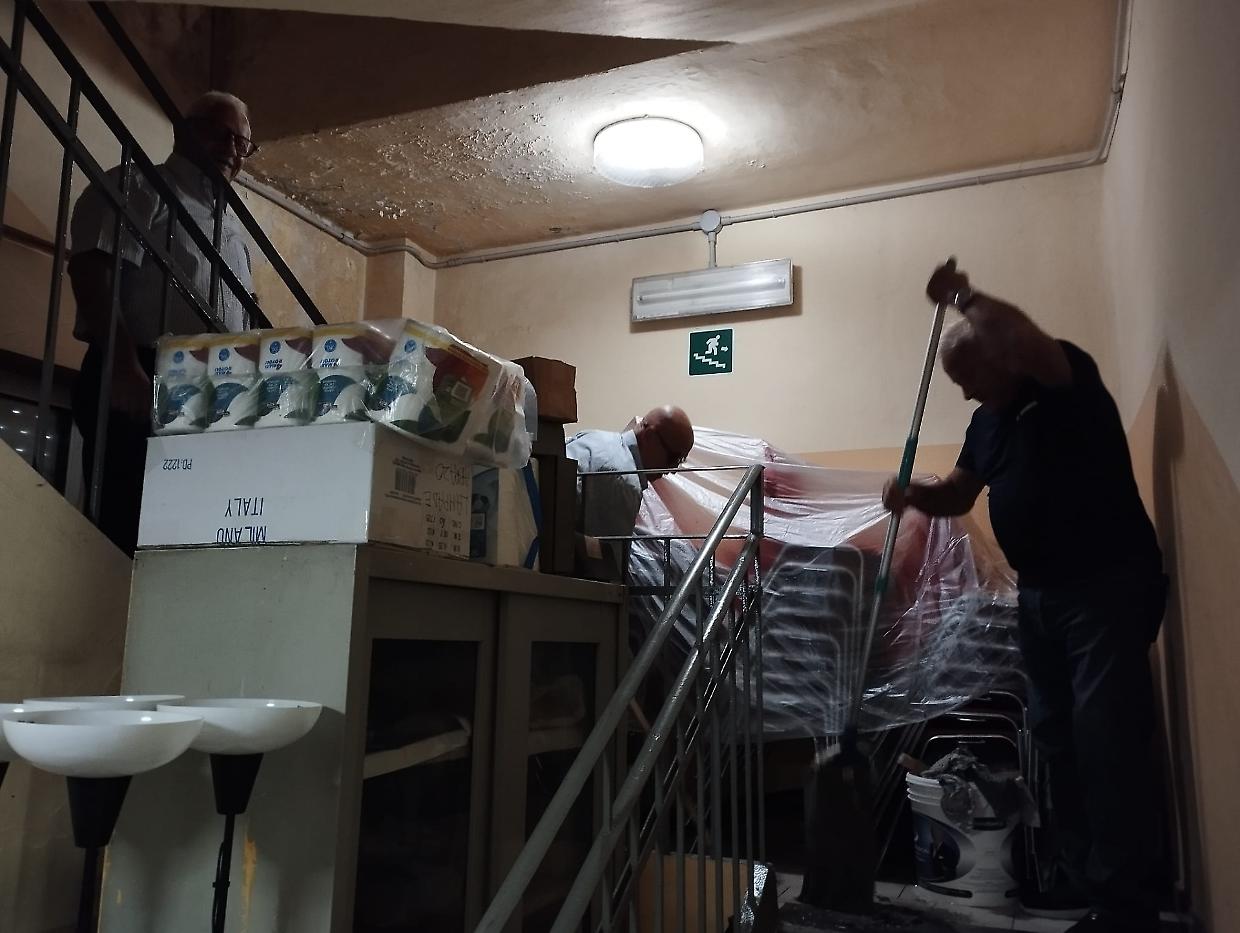 Gli anziani costretti a pulire il proprio centro d'incontro