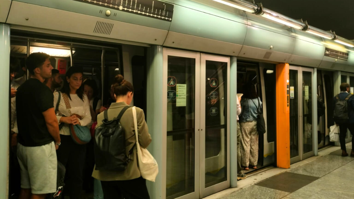 Metro di nuovo bloccata: «Ogni mattina ce ne è una» - VIDEO